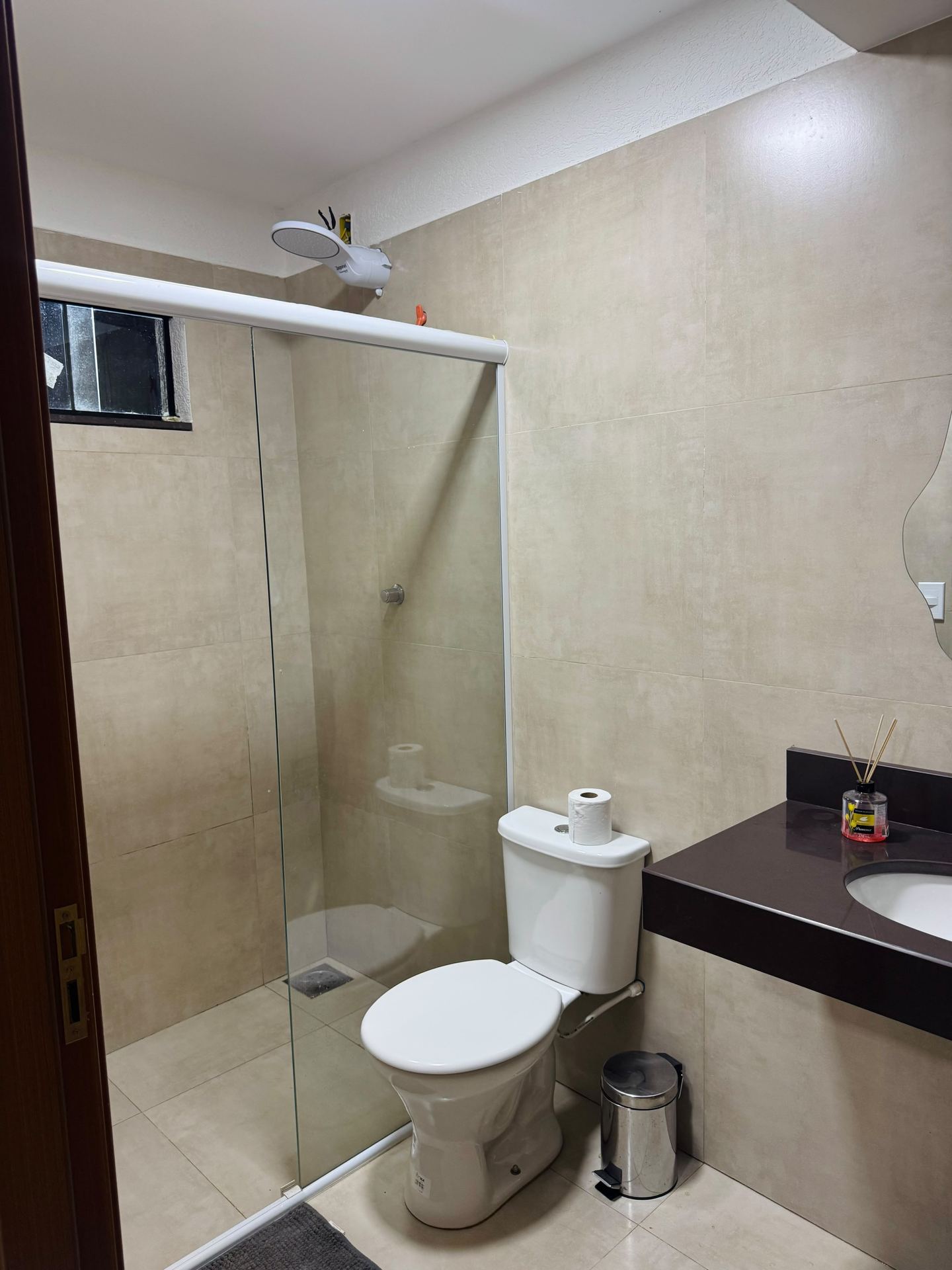 Banheiro com box de vidro