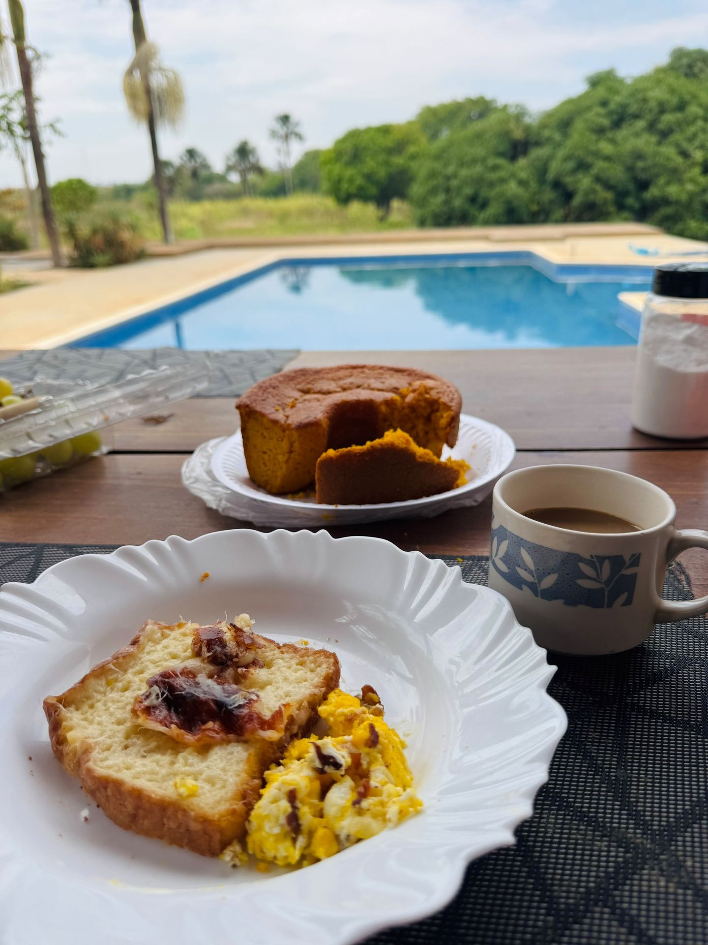 Café da manhã à beira da piscina