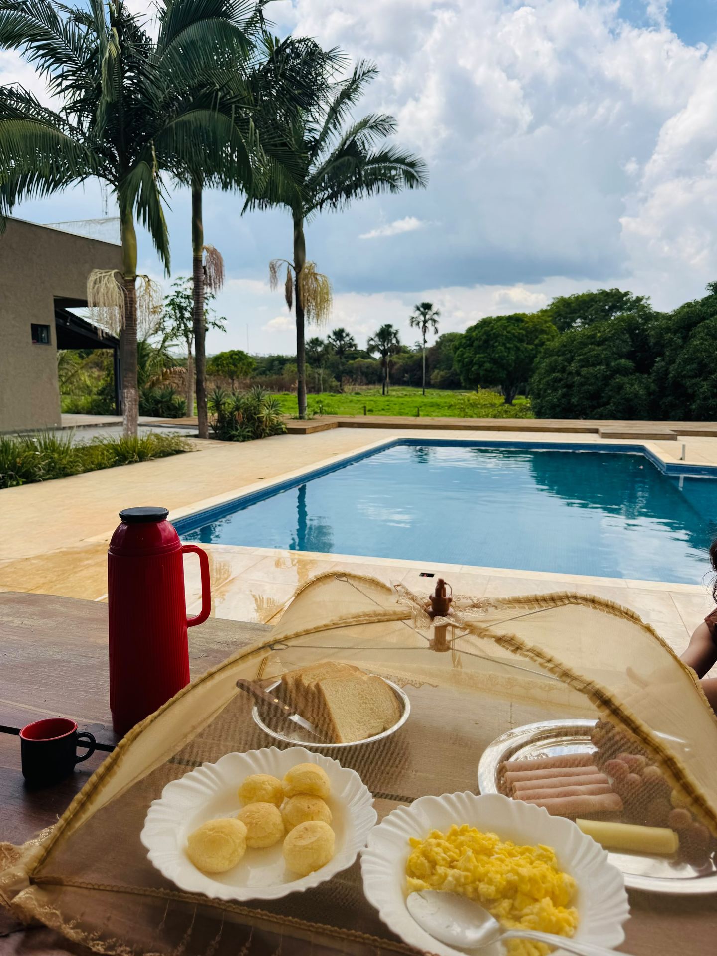 Mesa de café da manhã com vista para o campo