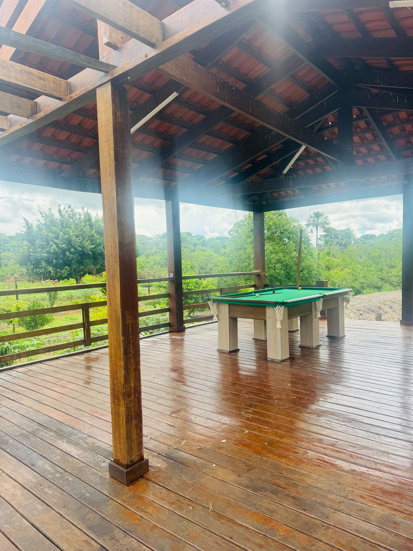 Deck coberto com mesa de sinuca