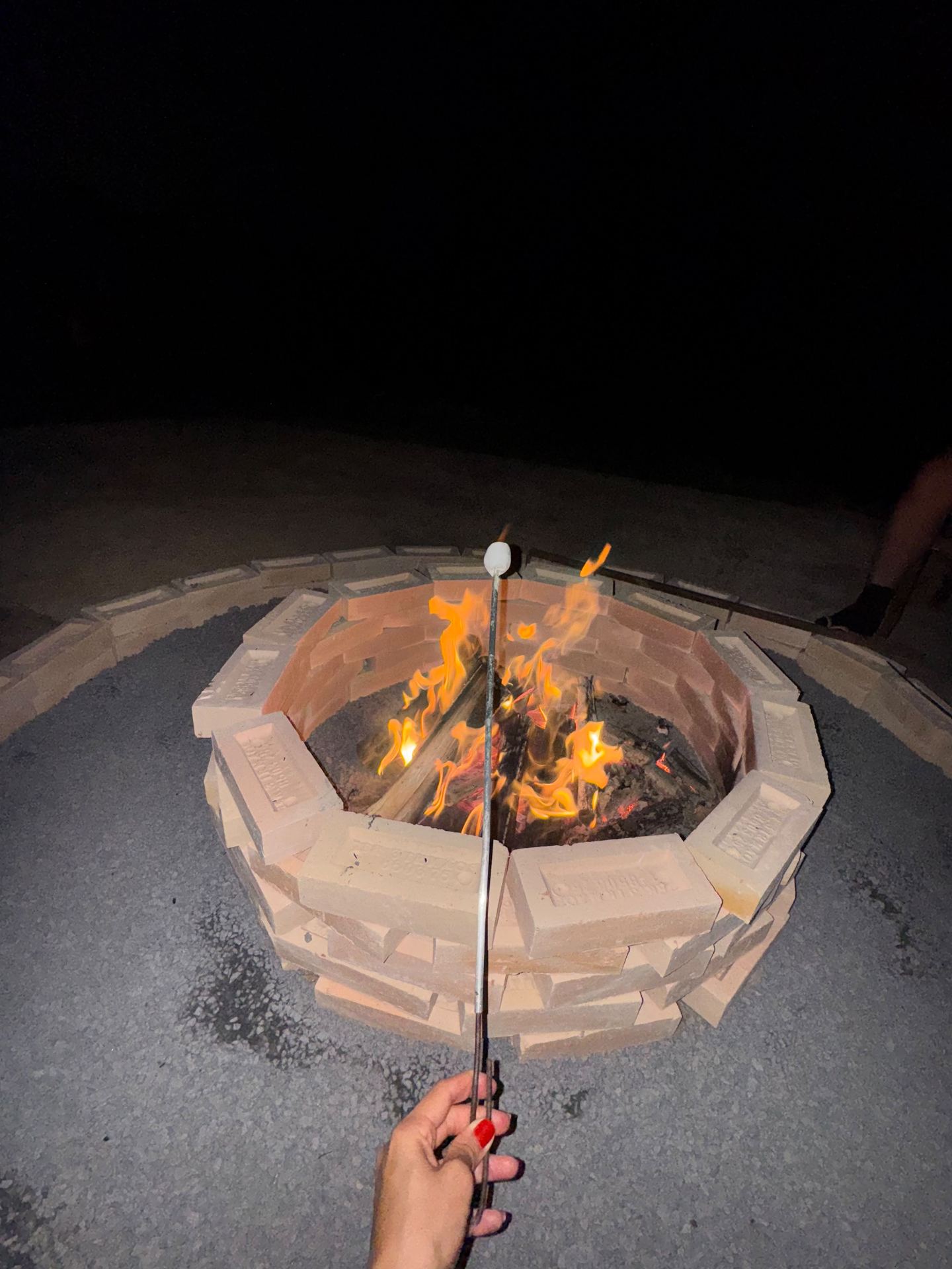 Assando marshmallow na fogueira à noite