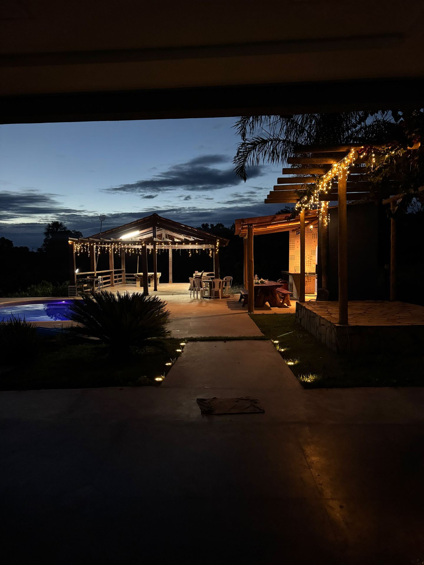 Área de convivência iluminada ao anoitecer
