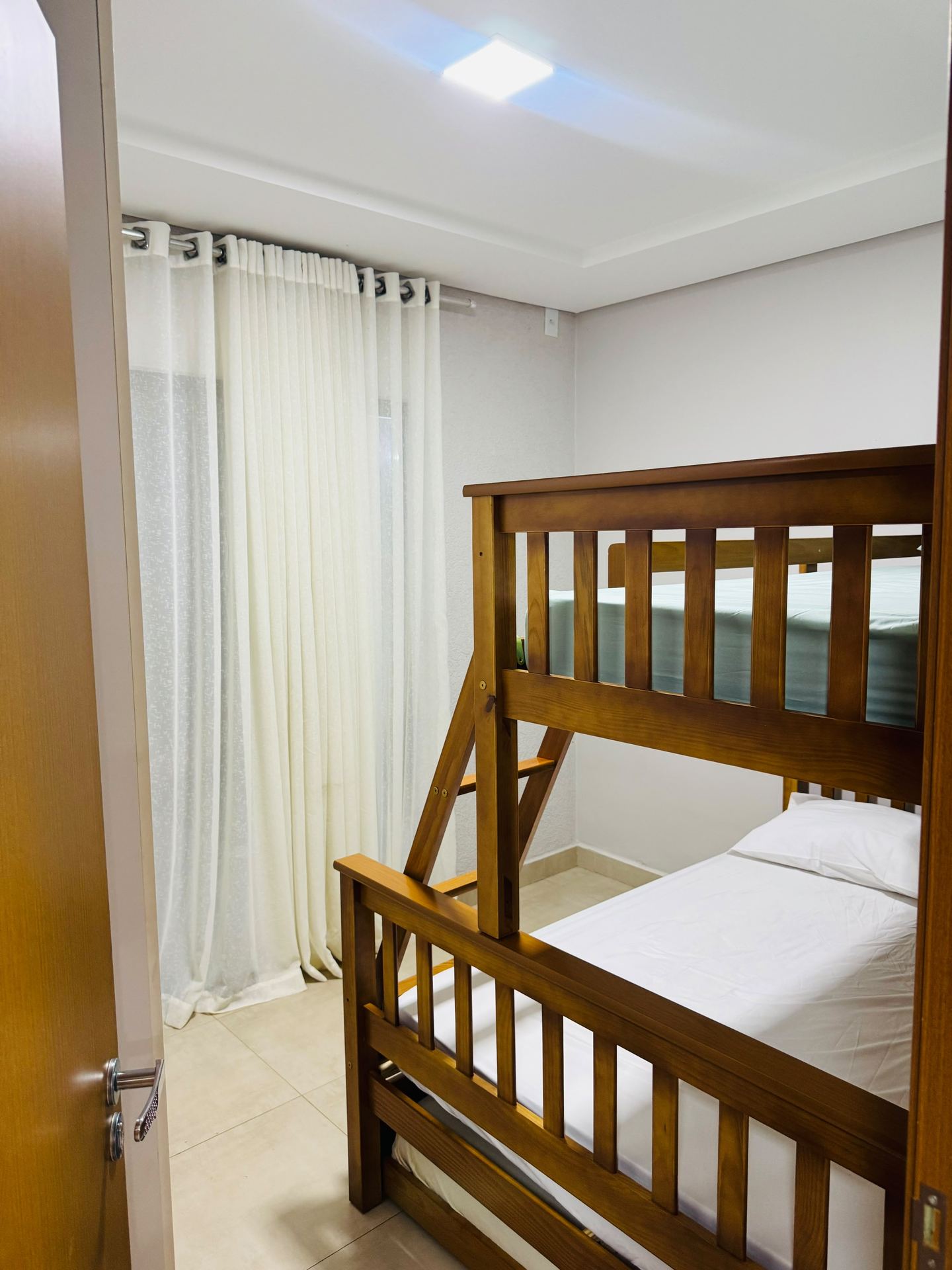Quarto com beliche e cama de casal