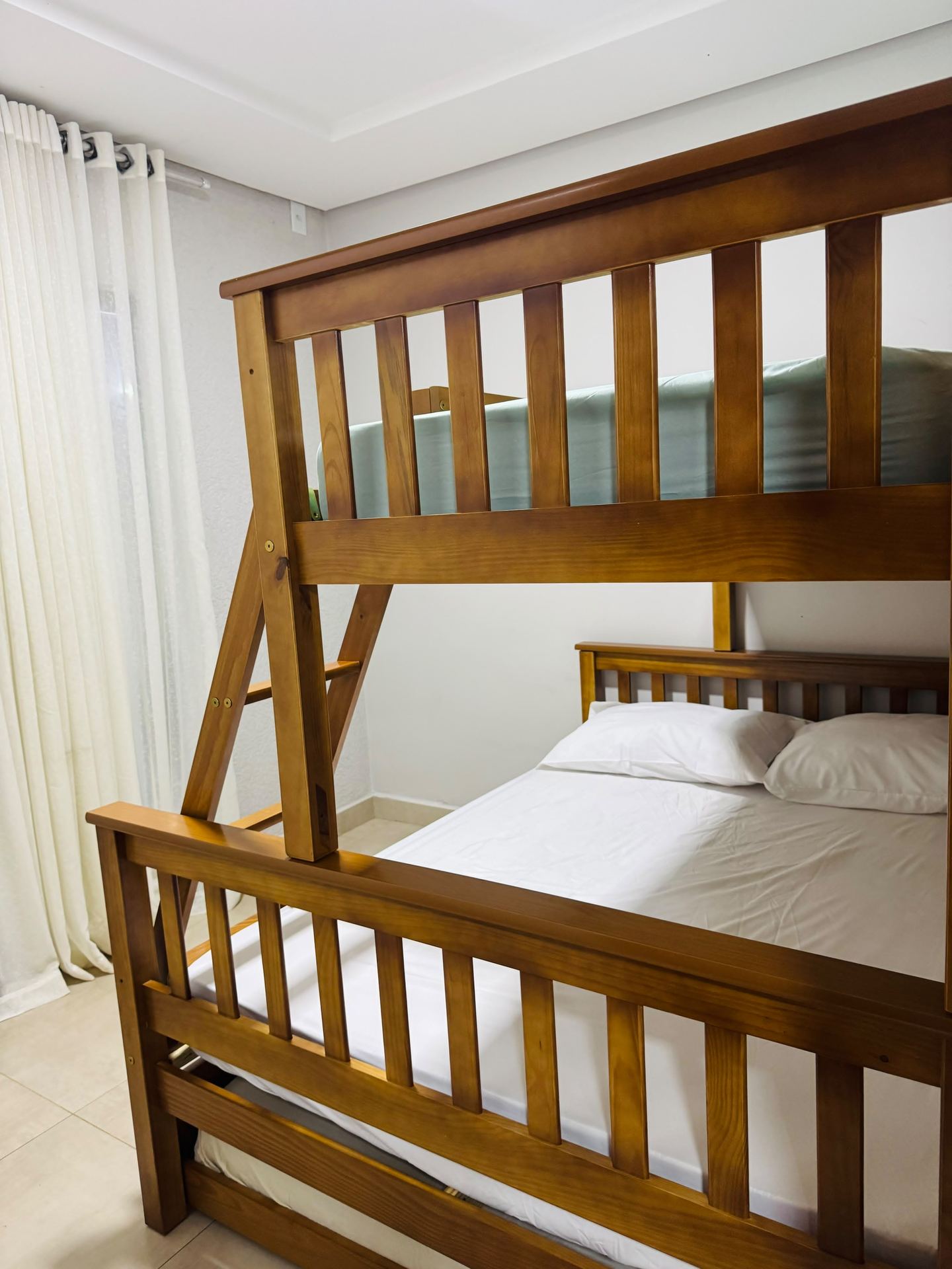 Quarto com beliche em madeira