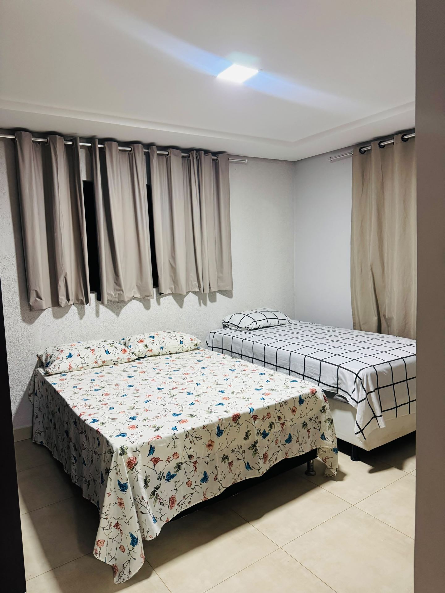 Quarto com cama de casal e cama de solteiro